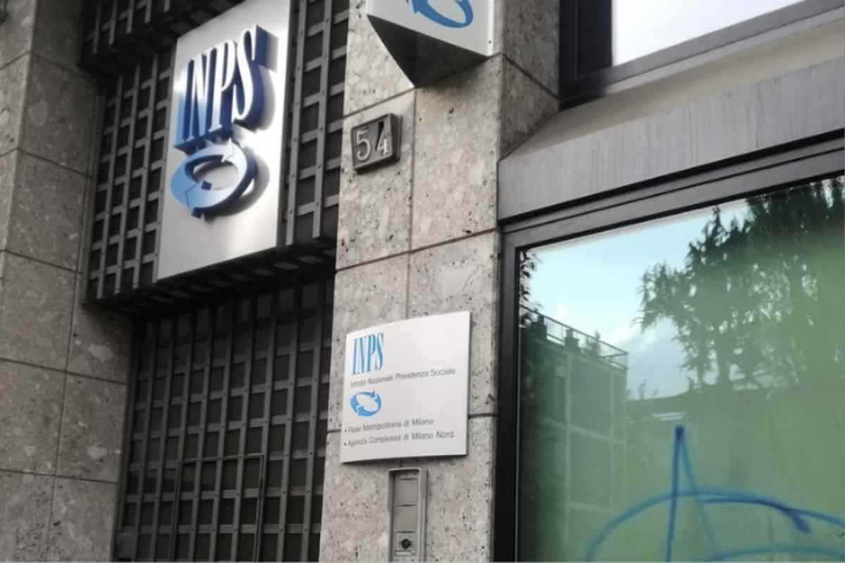 Il punto più importante riguarda gli obblighi concreti. La normativa prevede che chi percepisce la NASpI debba comunicare all’INPS