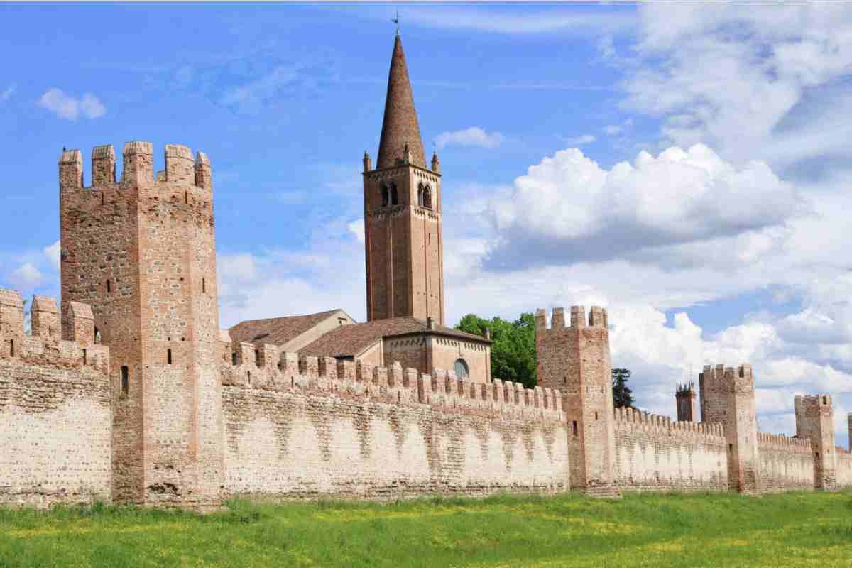 Eppure basta fermarsi davanti a certe architetture per capire quanto questo scenario sia recente. Per secoli, la sicurezza passava da mura alte