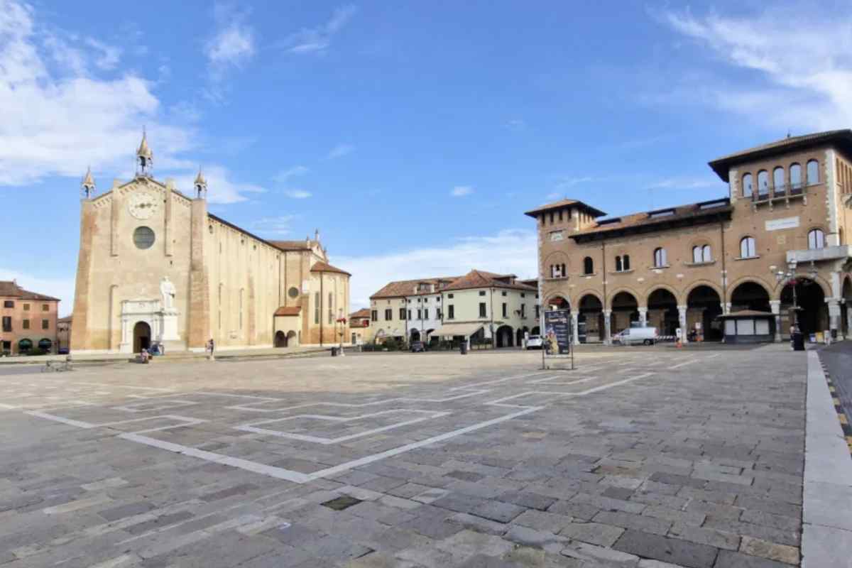 Ridurre Montagnana alle sue mura sarebbe però limitante. Dentro questo perimetro si sviluppa un centro storico compatto