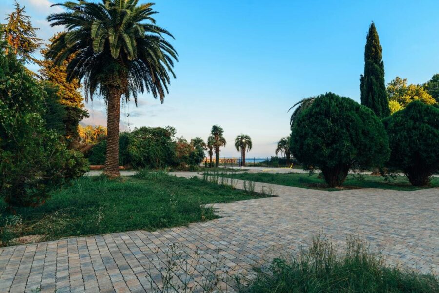 Pavimentazione da giardino a blocchi rosati e grigi con piantumazione