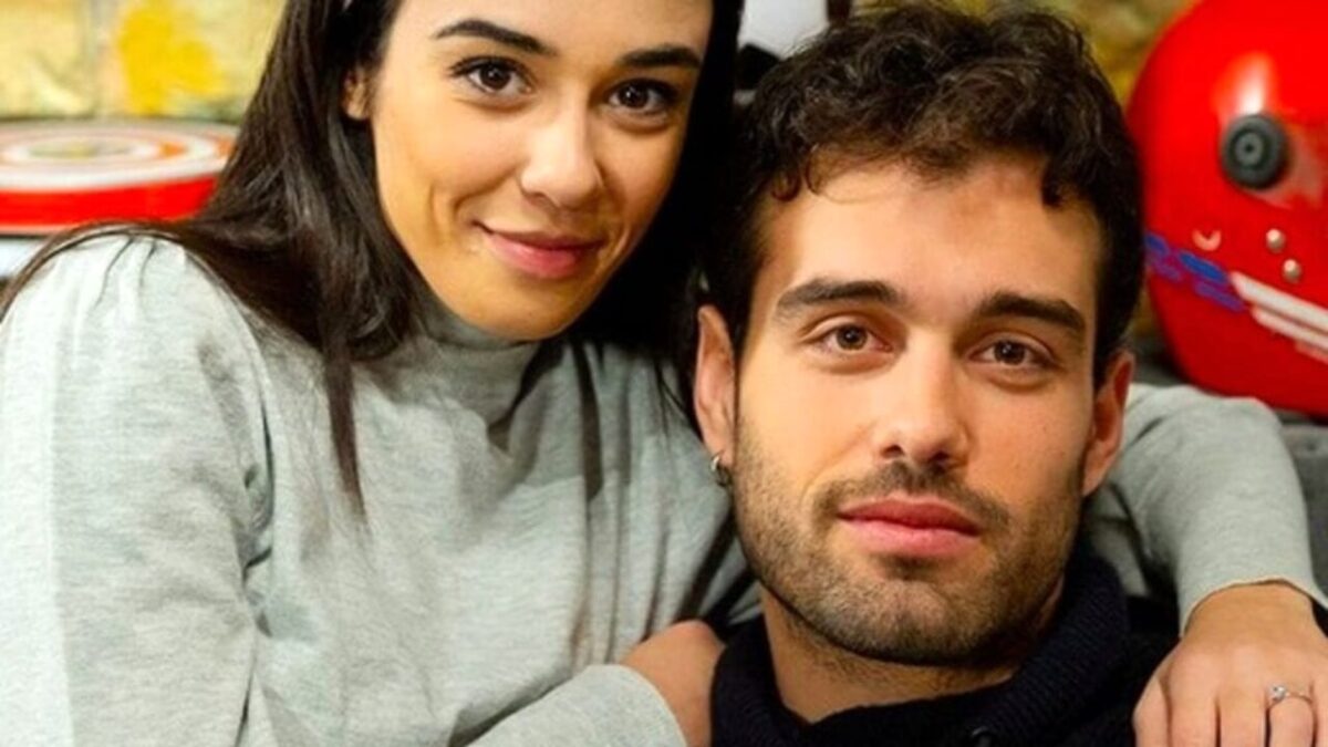 Nunzio Cammarota e Rossella Graziani sono due storici personaggi di Un Posto al Sole. La loro è un'intensa e complicata storia d'amore, caratterizzata da amicizia e passione e legami profondi tra i protagonisti della Terrazza.